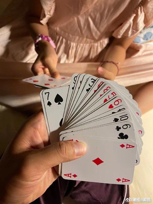 迈开腿打扑克做视频探索扑克游戏的魅力，迈开腿打扑克并制作视频的乐趣