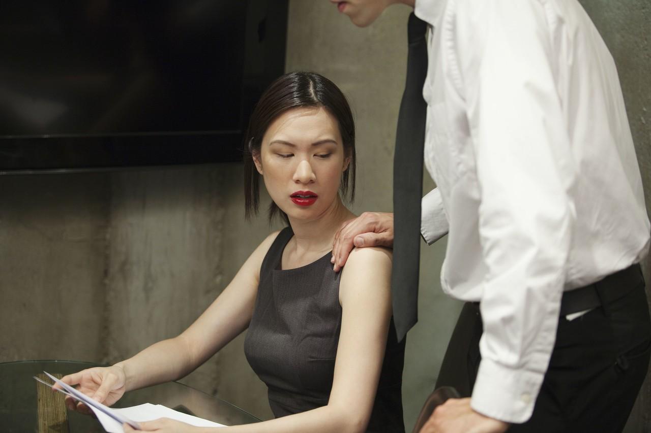 被老板抱到了办公桌办公室的意外事件，女性遭遇的职场困境-第3张图片