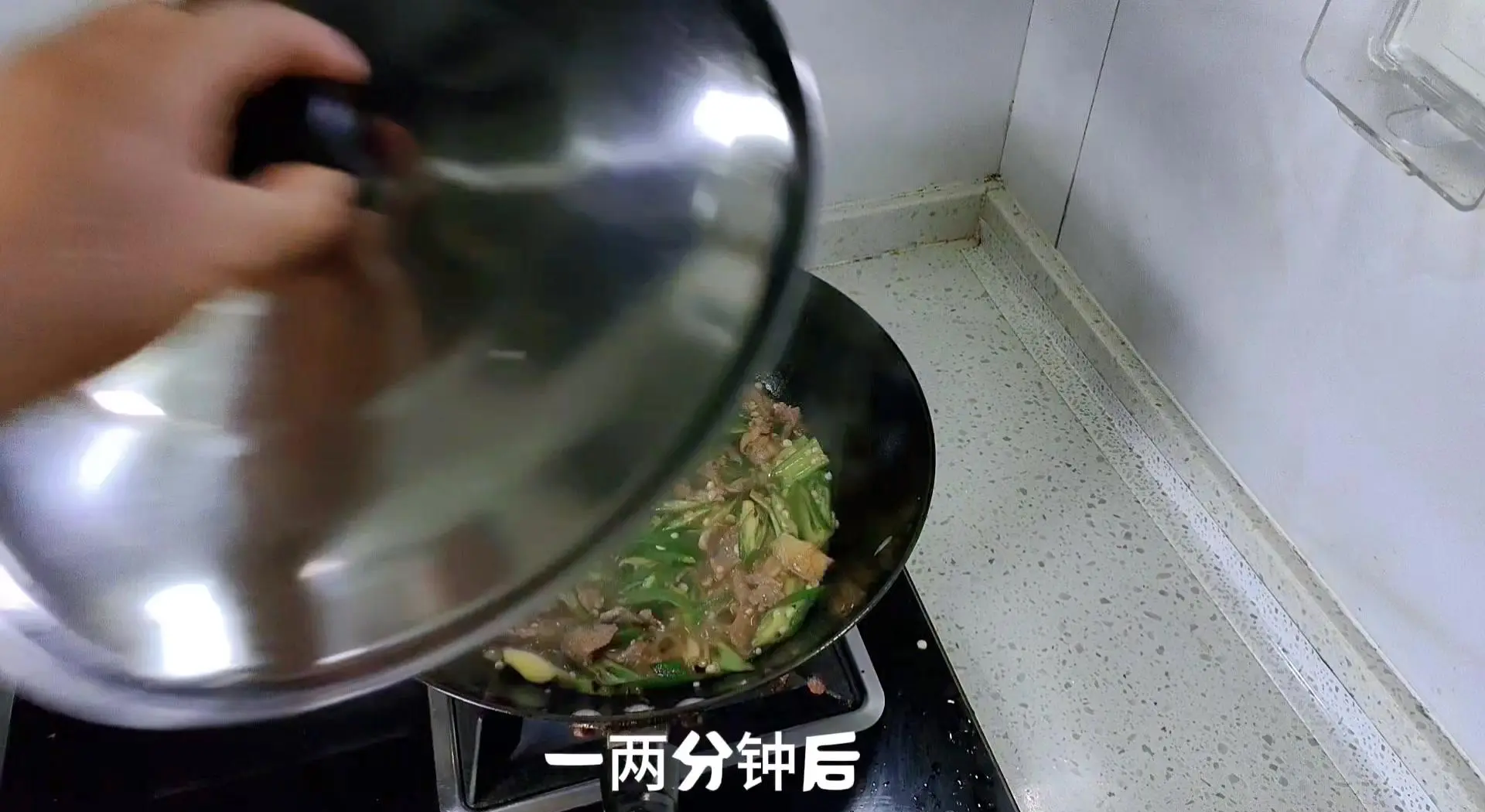 草莓芒果秋葵丝瓜香蕉绿巨人五谷杂果的盛宴——草莓、芒果、秋葵、丝瓜、香蕉与绿巨人的奇妙之旅-第2张图片