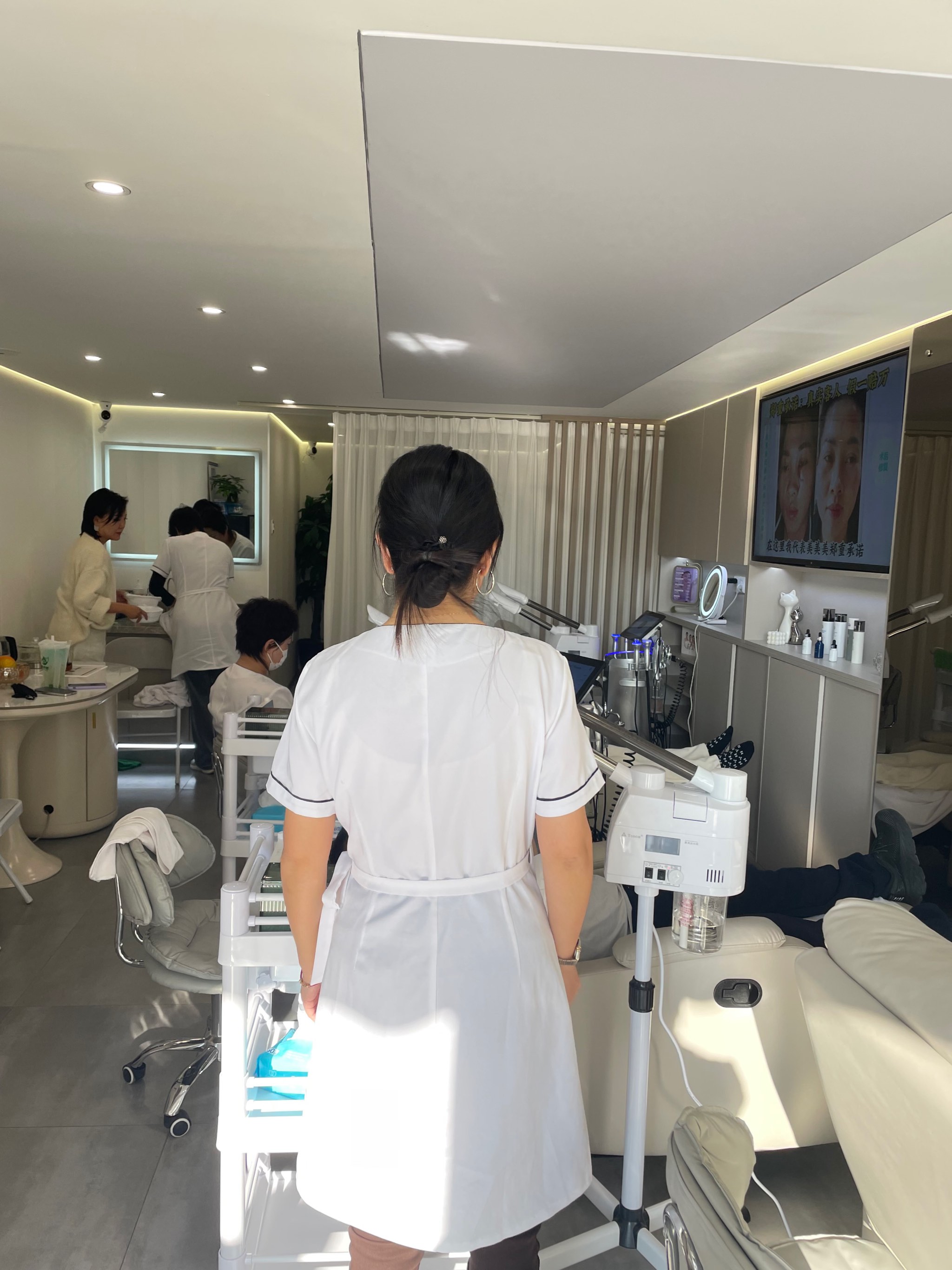 美容院的特色的服务1美容院特色服务——打造美丽新篇章-第1张图片
