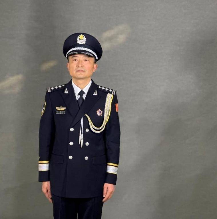 警察女性女警察的魅力——奶白大而坚韧的正义形象-第2张图片