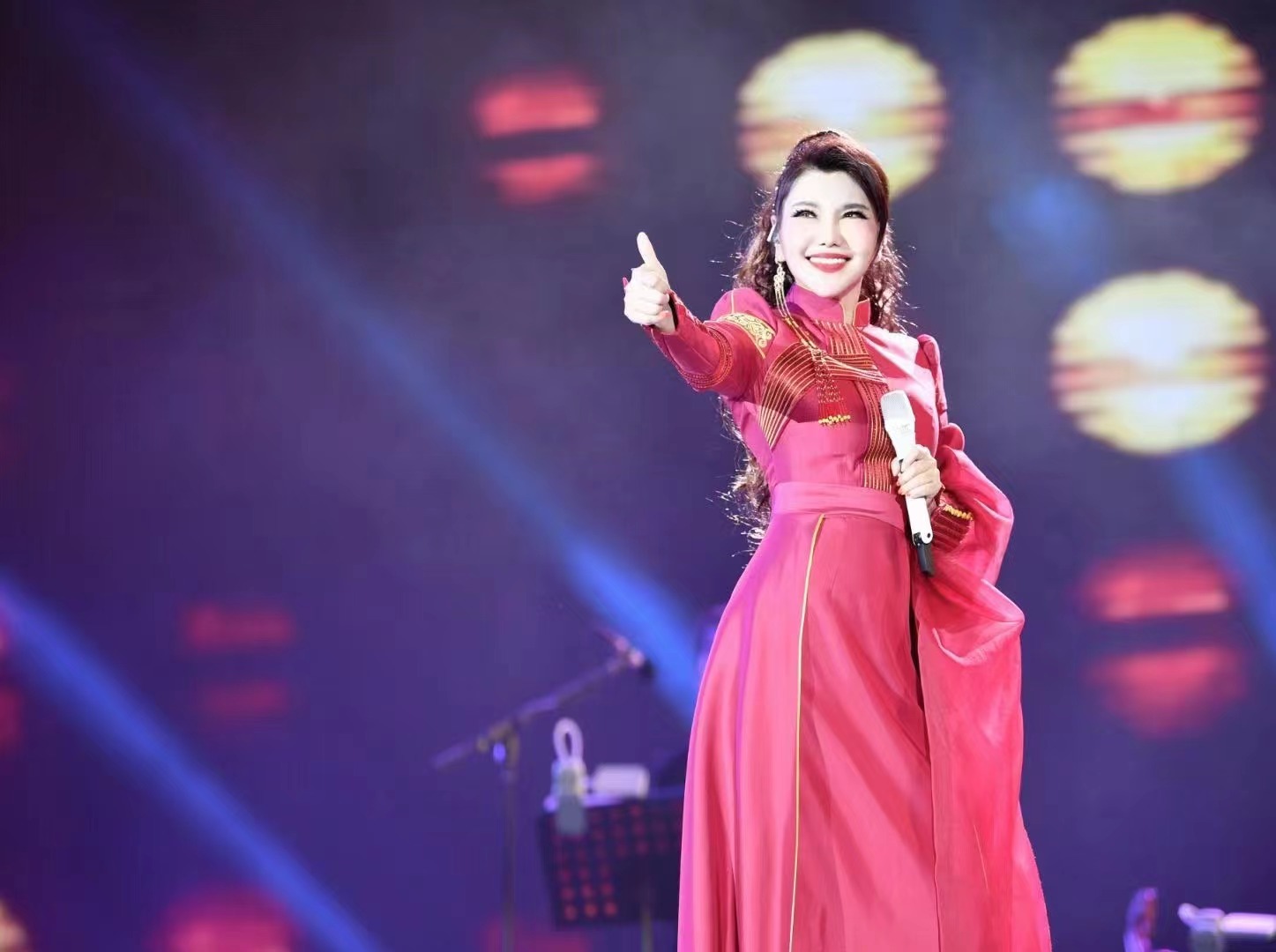乌兰图雅漂亮吗?乌兰图雅裸妆照片，美丽背后的真实风采-第2张图片