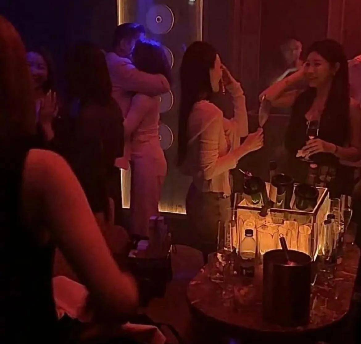 两女之间的亲密互动